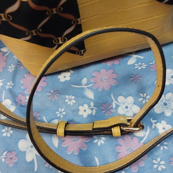 3122 Medium Ann Klein Cross Body Shoulder Bag In Gold and Black - Picture 5 of 13